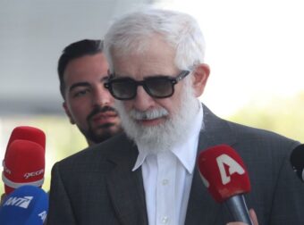 Πέτρος Φιλιππίδης: «Μεγάλωσα στα μπουρ@@@α και σέβομαι τις γυναίκες» – Τα μηνύματα πίσω από την απολογία του