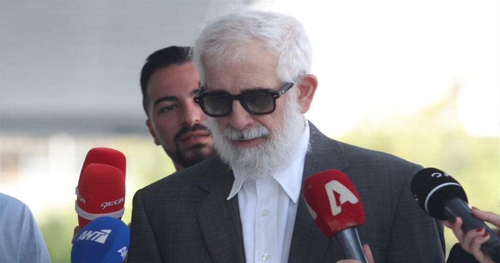 Πέτρος Φιλιππίδης: «Μεγάλωσα στα μπουρ@@@α και σέβομαι τις γυναίκες» – Τα μηνύματα πίσω από την απολογία του