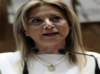Η Μαρία Καρυστιανού ζητά προανακριτική για εσχάτη προδοσία από Μητσοτάκη έως Σπίρτζη για τα Τέμπη