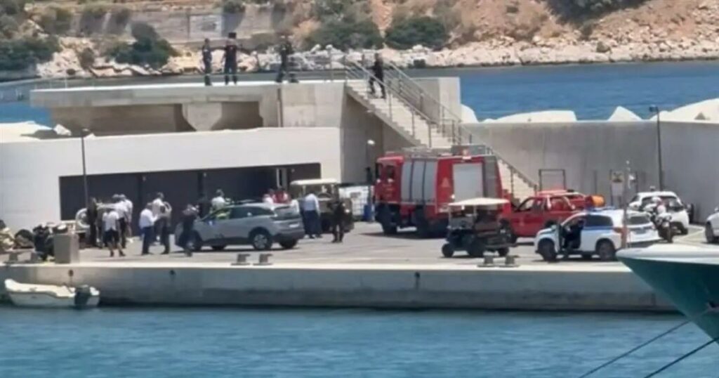 Συναγερμός στη Βουλιαγμένη: Έπεσε ελικόπτερο στη θάλασσα – Το βίντεο σοκάρει