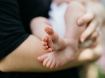 «Έμεινε στον ήλιο – Είχε αρχίσει να κιτρινίζει»: Τι αποκαλύπτει ο αδελφός του βρέφους που πέθανε στην Πάρο