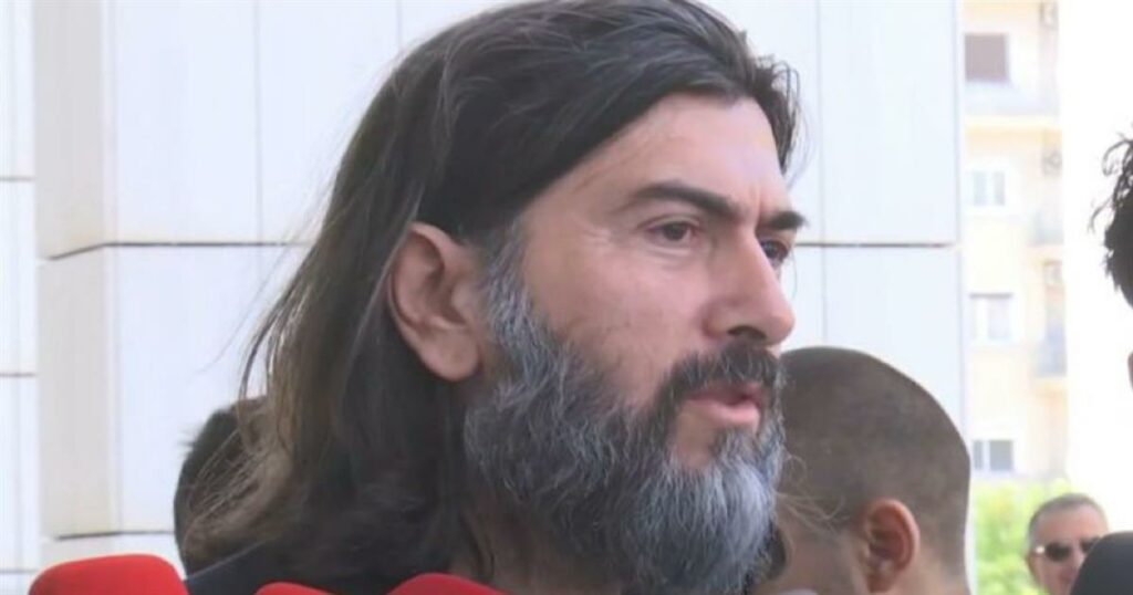 Δίκη πατέρα Αντωνίου: Οι πρώτες του δηλώσεις έξω από το δικαστήριο – «Mιλάμε για να μια τεράστια διαστρέβλωση»