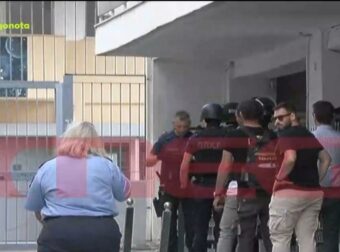 Ο… ψευτόμαγκας αγνοείται στην Πετρούπολη: Επιχείρηση της Αστυνομίας ακόμη και με πολιορκητικό κριό για τη σύλληψή του