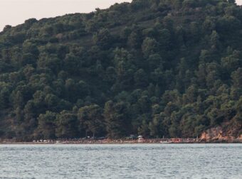 Τραγωδία στη Σκιάθο: Τουρίστρια υπέστη ανακοπή μέσα στη θάλασσα, ανήμερα των γενεθλίων της