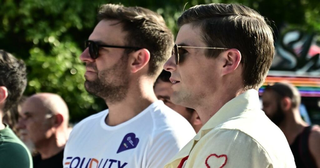 Στέφανος Κασσελάκης: Στο Athens Pride 2025 μαζί με τον σύζυγό του, Τάιλερ Μακμπέθ