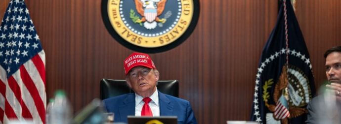 Χαλαρός με… καπελάκι MAGA: Ο Ντόναλντ Τραμπ στο War Room τη στιγμή της επίθεσης στο Ιράν