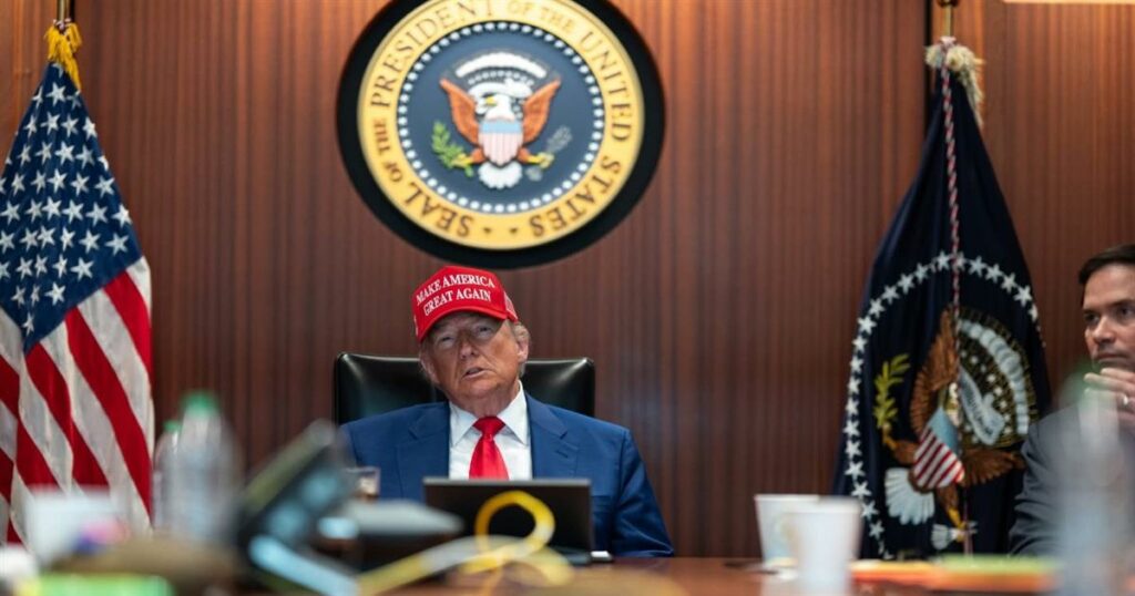 Χαλαρός με… καπελάκι MAGA: Ο Ντόναλντ Τραμπ στο War Room τη στιγμή της επίθεσης στο Ιράν