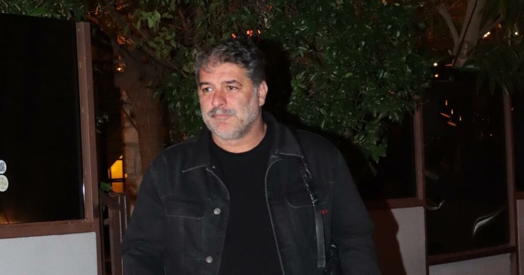 Ακομπλεξάριστος ο Βασίλης Μπισμπίκης: Η φωτογραφία με κόκκινες γόβες και διχτυωτό καλσόν – «Είδωλο!»