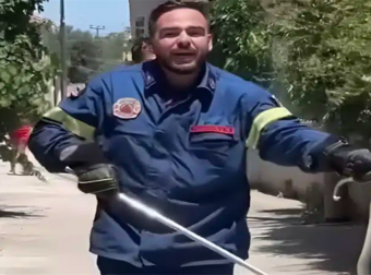 Viral πυροσβέστης στη Λέσβο πιάνει φίδι με σκούπα και ζητάει ένα «τσβαλ» να το βάλει μέσα