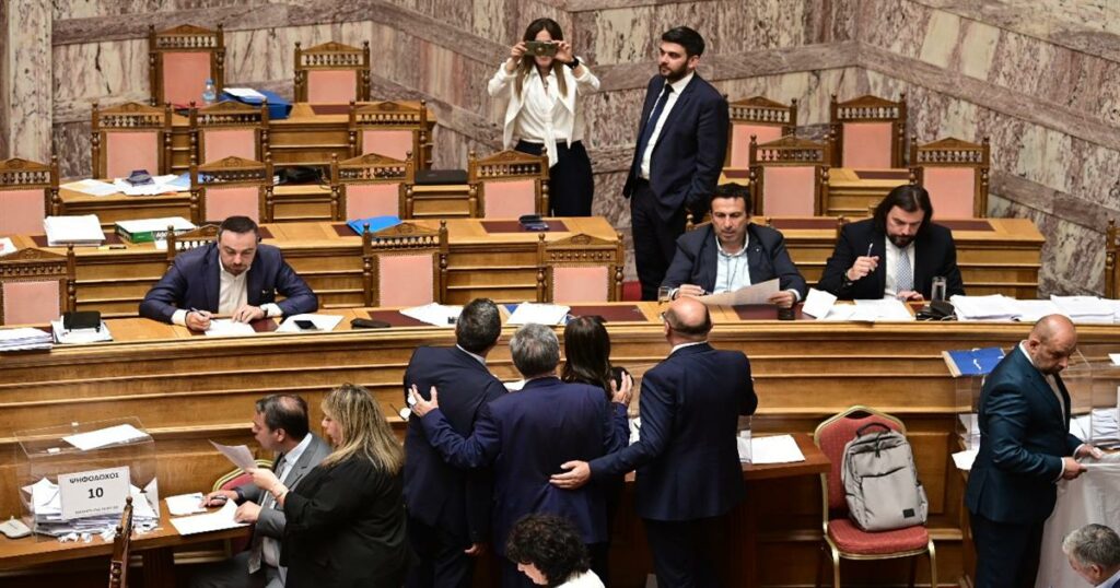 Καφενείο η Βουλή: Ξέχασαν ανοιχτά τα μικρόφωνα και ακούστηκαν τα πάντα – «Ομορφιές σήμερα, μανεκέν»