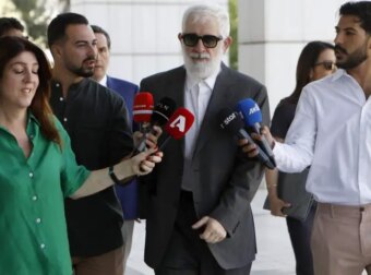 «Ο Πασχάλης Τσαρούχας ξυλοκοπούσε πρώην συντρόφους του»: Χαμός έξω από τα δικαστήρια στη δίκη Φιλιππίδη