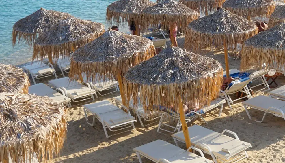 Χαλκιδική: Ξαπλώστρες «πρώτο τραπέζι κύμα» με ελάχιστη κατανάλωση… 120 ευρώ το άτομο
