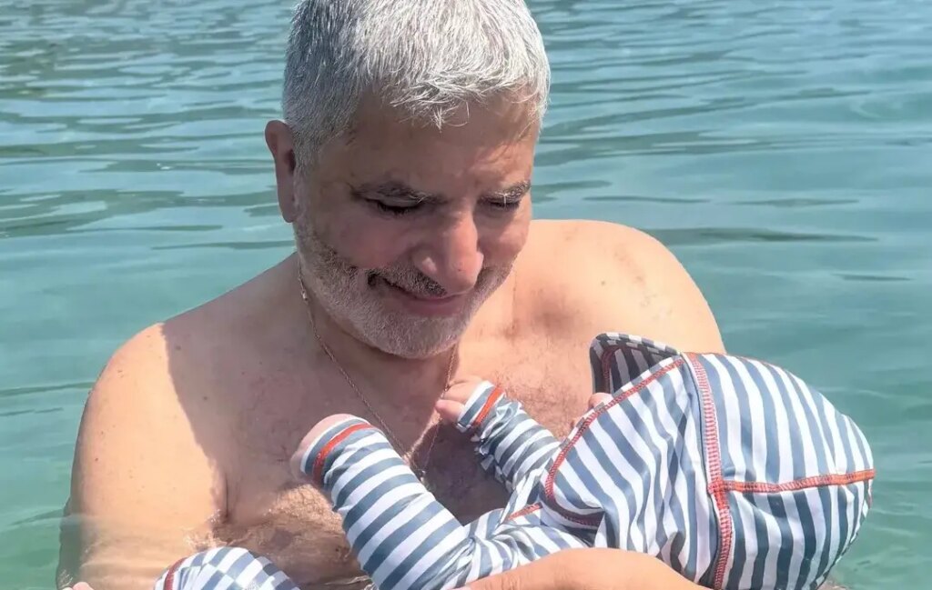 Ο Γιώργος Πατούλης στην παραλία με τη σύζυγό του και τον γιο τους