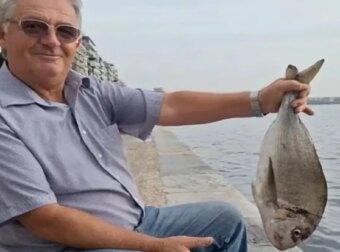 Ψαράς έπιασε τσιπούρα στον Θερμαϊκό και θα την φάει – «Είναι λουκούμι» λέει με περηφάνια (video)