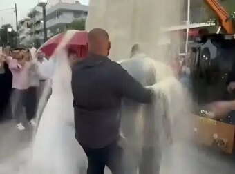 Χαμός σε γάμο: Έριξαν με… φορτωτή 550 κιλά ρύζι σε νεόνυμφους