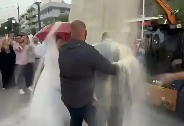Χαμός σε γάμο: Έριξαν με… φορτωτή 550 κιλά ρύζι σε νεόνυμφους