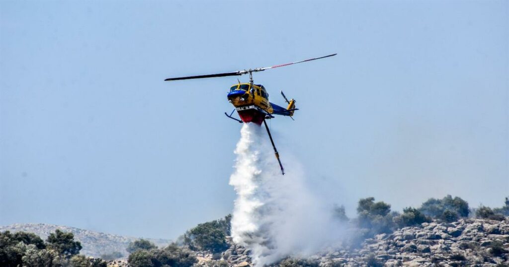 Συναγερμός για φωτιά στα Κύθηρα: Εκκενώνεται η παραλία Μελιδόνι – Στάλθηκε 112