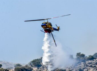 Συναγερμός για φωτιά στα Κύθηρα: Εκκενώνεται η παραλία Μελιδόνι – Στάλθηκε 112