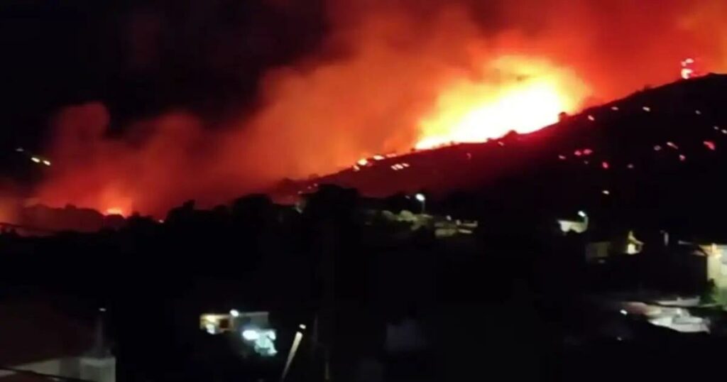 Πύρινη κόλαση στη Νότια Εύβοια: Εκκενώνονται οικισμοί – Ανεξέλεγκτο το μέτωπο στα Μεσοχώρια