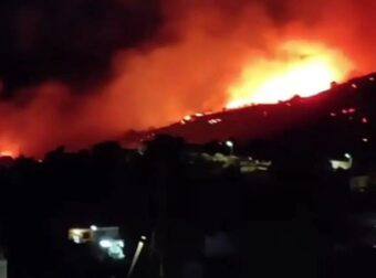 Πύρινη κόλαση στη Νότια Εύβοια: Εκκενώνονται οικισμοί – Ανεξέλεγκτο το μέτωπο στα Μεσοχώρια