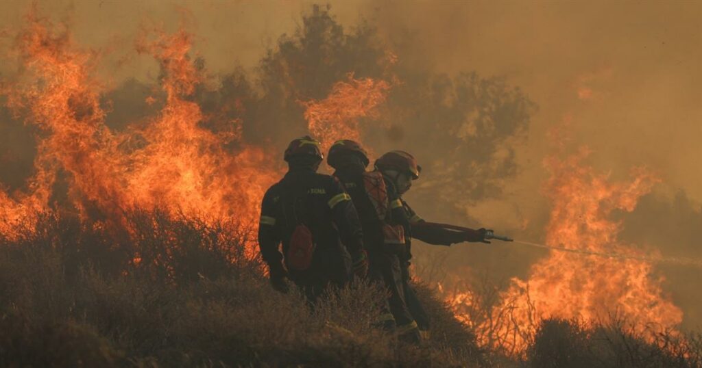 Μαίνεται η φωτιά στην Ιεράπετρα: Κάηκαν σπίτια και ζώα – Οι άνεμοι φτάνουν τα 11 μποφόρ