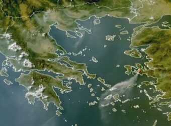 Μεγάλη μάχη με τις φωτιές: Ο καπνός «σκεπάζει» τον ουρανό – Δορυφορικές εικόνες αποτυπώνουν την καταστροφή