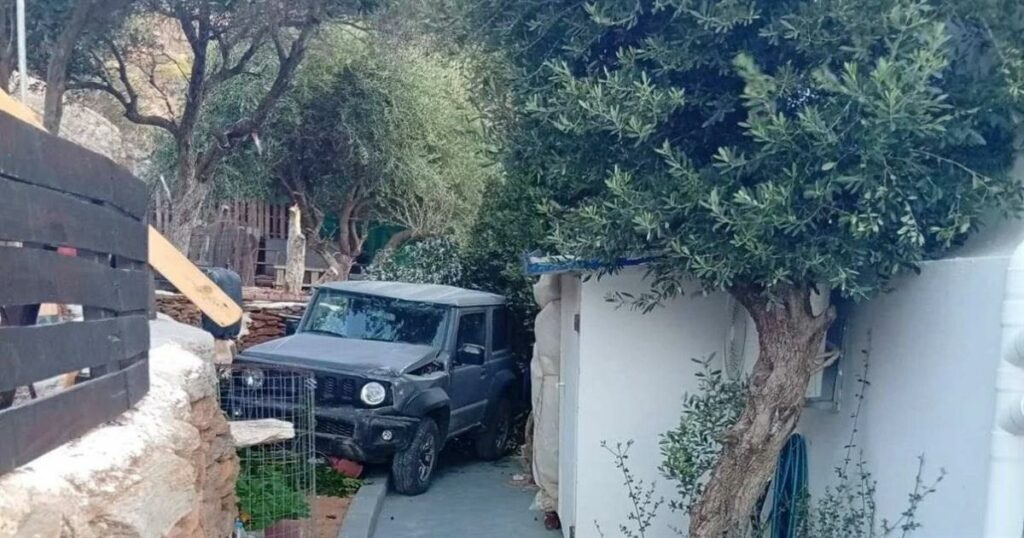 Τήνος: Τζιπ «προσγειώθηκε» σε σπίτι λόγω του δυνατού αέρα – «Η υπομονή μας έχει εξαντληθεί»