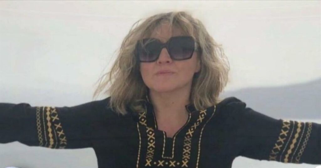 Καριοφύλλη: «Για πάρτη σου κοριτσάκι μου…» – Το συγκινητικό βίντεο με το κομβόι δημοσιογράφων για την κηδεία της