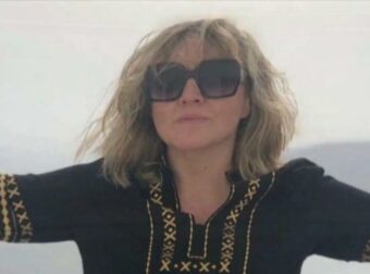 Καριοφύλλη: «Για πάρτη σου κοριτσάκι μου…» – Το συγκινητικό βίντεο με το κομβόι δημοσιογράφων για την κηδεία της