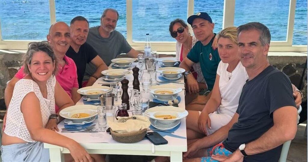 Ο Μπακογιάννης με μαγιουδάκι ποζάρει στη Νίσυρο μαζί με την Κοσιώνη
