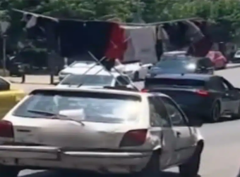 Παγκράτι: Μια εικόνα απλώστρας με ρούχα σε ουρανό αυτοκινήτου έγινε viral – Η θλιβερή ιστορία που κρύβεται από πίσω