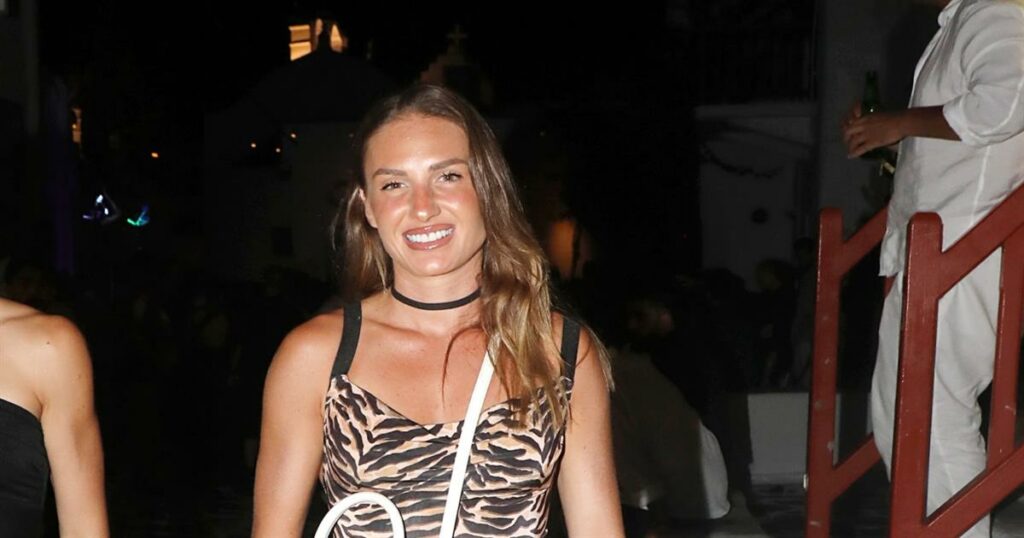 Κατερίνα Δαλάκα: Στη Μύκονο για διακοπές με καλή παρέα – Η βραδινή της έξοδος στα Ματογιάννια