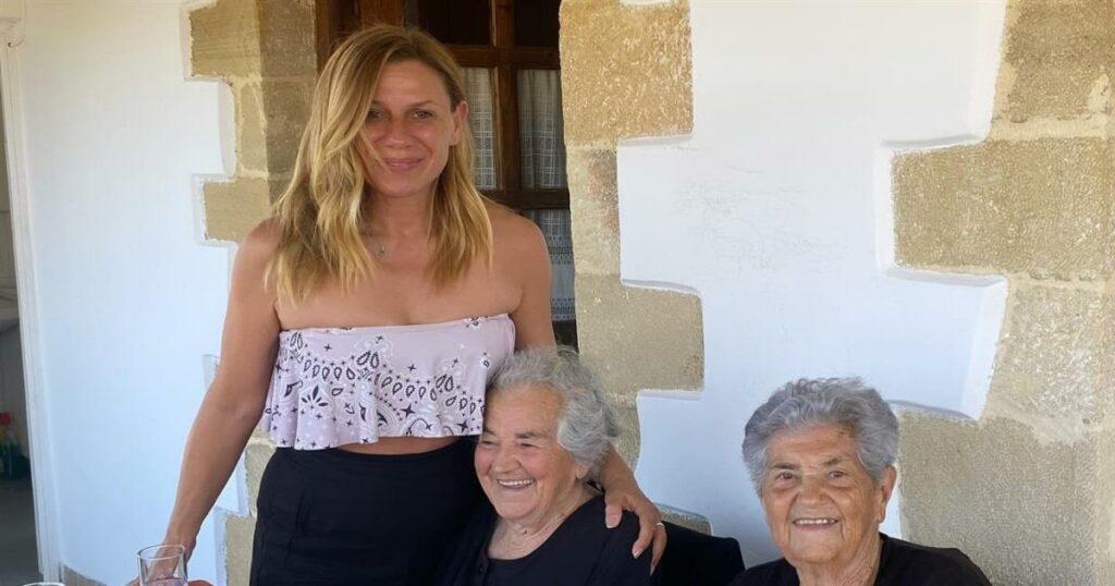 Κατερίνα Καραβάτου: Με τις θείες της στην Κρήτη – «Είναι σαν να είναι πια και οι δύο, η μαμά μου»