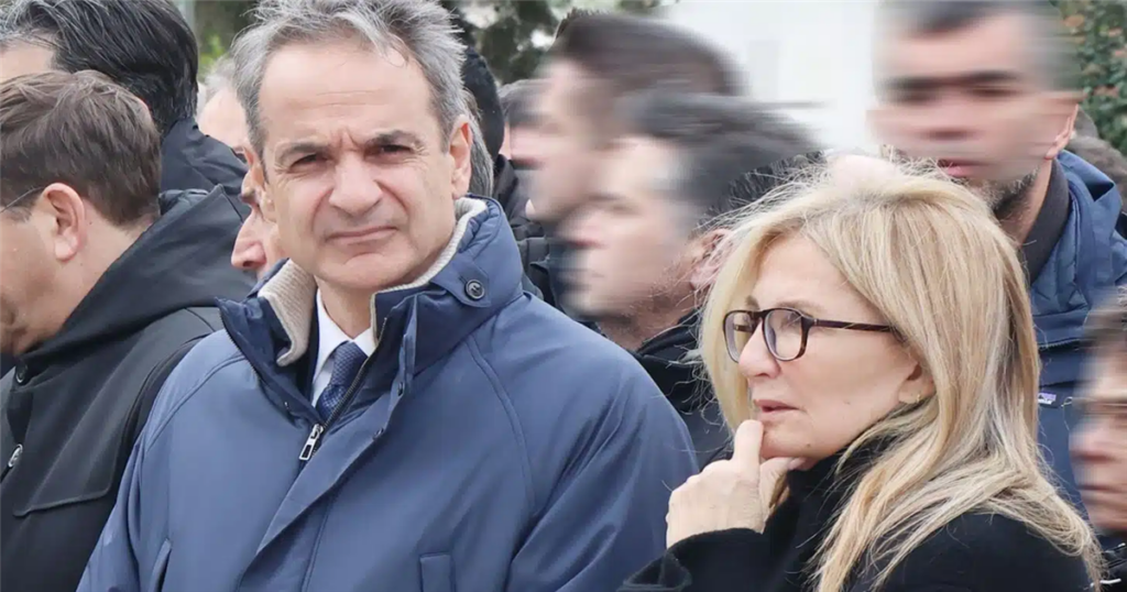 Πήγε σε κηδεία με τρέντι γαλότσα η Μαρέβα – Όλα τα βλέμματα πάνω της