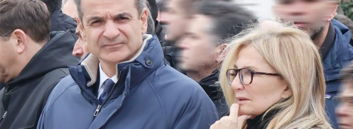 Πήγε σε κηδεία με τρέντι γαλότσα η Μαρέβα – Όλα τα βλέμματα πάνω της