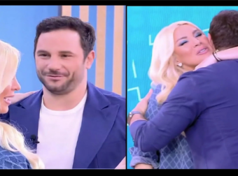 Το είχε κρύψει πίσω από το μαξιλάρι: «Άφωνη» στον αέρα η Καινούργιου με το δώρο που την πήγε ο Ευθύμης Ζησάκης – Δεν το περίμενε!