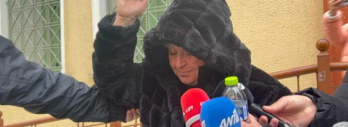 Ποινή φυλάκισης δύο ετών στη διευθύντρια που έδεσε με ταινία 13χρονο, «το έκανα για πλάκα, δεν δυσανασχετούσε» είπε (video)