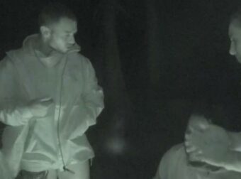 Survivor: Ένταση στην καλύβα των Αθηναίων – «Είσαι πιτσιρικάς, συμπεριφέρεσαι σαν παιδάκι»