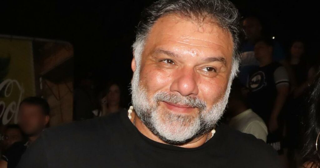 Αρναούτογλου: Με τον γιο του στην κηδεία της μαμάς του – Οι φωτογραφίες που ανέβασε η πρώην σύντροφός του