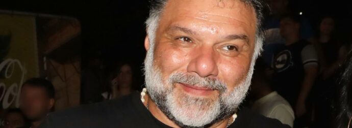 Αρναούτογλου: Με τον γιο του στην κηδεία της μαμάς του – Οι φωτογραφίες που ανέβασε η πρώην σύντροφός του