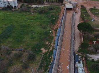 Σε κατάσταση έκτακτης ανάγκης η Βάρη: Εικόνες από ψηλά δείχνουν το μέγεθος της καταστροφής