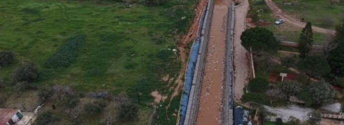 Σε κατάσταση έκτακτης ανάγκης η Βάρη: Εικόνες από ψηλά δείχνουν το μέγεθος της καταστροφής