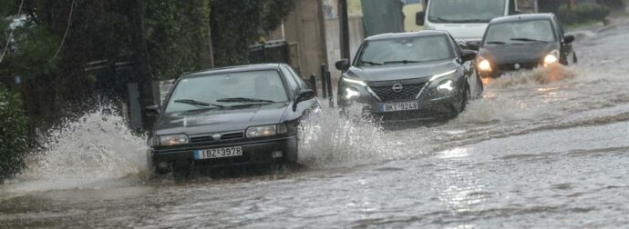 Σε «κλοιό» καταιγίδων η Αττική: «Φούσκωσαν» τα ρέματα, εκκενώθηκαν σπίτια – Η εξέλιξη των φαινομένων