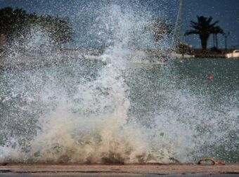 Τραγωδία στο Άστρος: Τι είναι το «βουβό κύμα» swell που παρέσυρε στον θάνατο τον λιμενικό