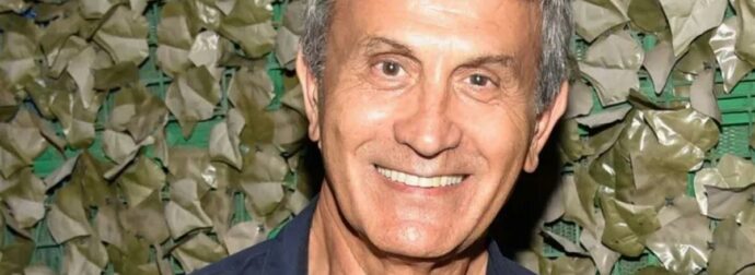 Θpήvoς για τον Γιώργο Νταλάρα