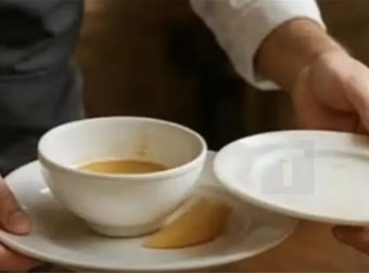 Τι σημαίνει όταν ένα άτομο βοηθά τους σερβιτόρους να μαζέψουν τα πιάτα από το τραπέζι, σύμφωνα με την ψυχολογία;