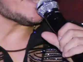 Έλληνας τραγουδιστής γύρισε σπίτι κι έπιασε την σύντροφό του με άλλον – Ποιος είναι