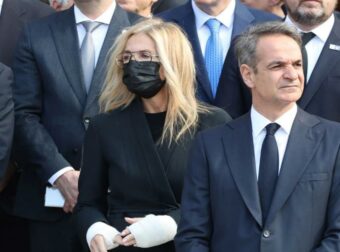 Χαμός στην Μητρόπολη Αθηνών με την εμφάνιση της Μαρέβα Μητσοτάκη – Εμφανίστηκε έτσι στην κηδεία της Αρβελέρ και όλοι σχολίασαν το ίδιο