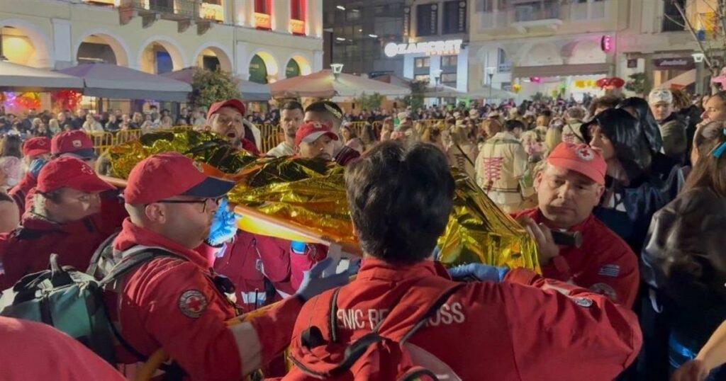 ΕΚΤΑΚΤΟ: Συναγερμός ΤΩΡΑ στο καρναβάλι της Πάτρας – Γέμισε ο τόπος ασθενοφόρα και γιατροί – Τους μεταφέρουν στο νοσοκομείο