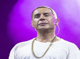 Γιώργος Μαζωνάκης – Επέστρεψε με… μουστάκι στη σκηνή και έμοιαζε με ήρωα το 1821